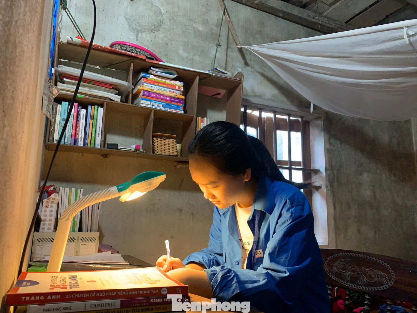 Góc học tập đơn của Trang, nơi 12 năm em gắn với con đường tìm con chữ.