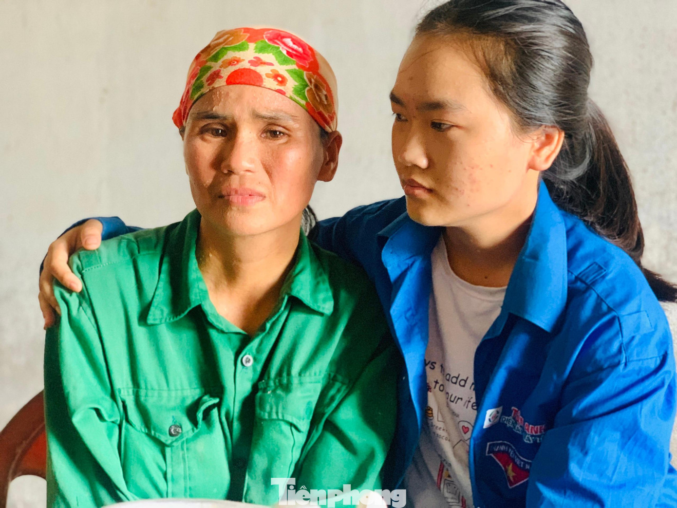 Trang ôm người mẹ