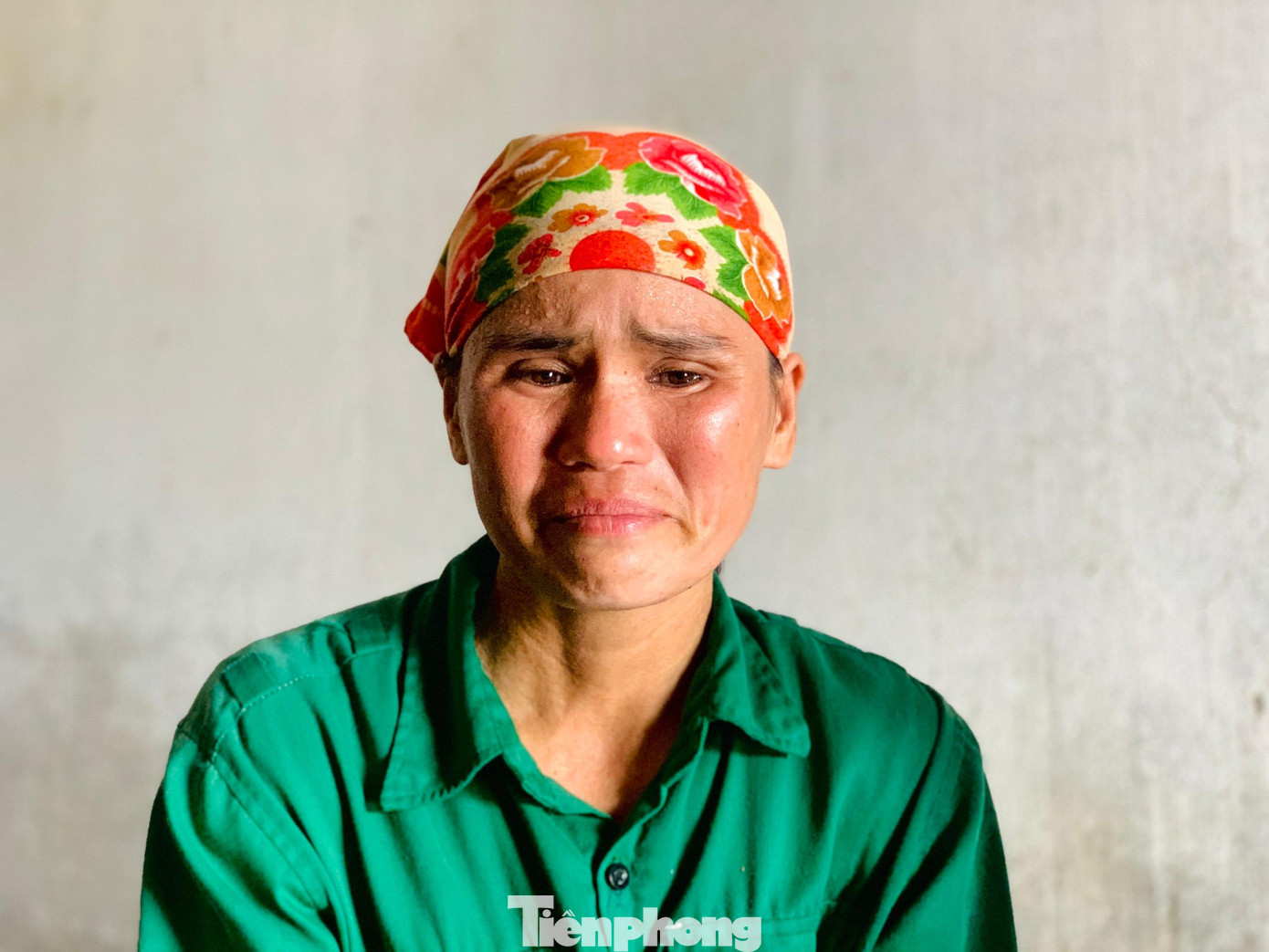 Chồng mất hơn 8 năm, một mình mẹ Sang nuôi 3 chị em ăn học bằng nghề phụ hồ. Người phụ nữ bật khóc khi không biết kiếm tiền đâu cho con đi học đại học.