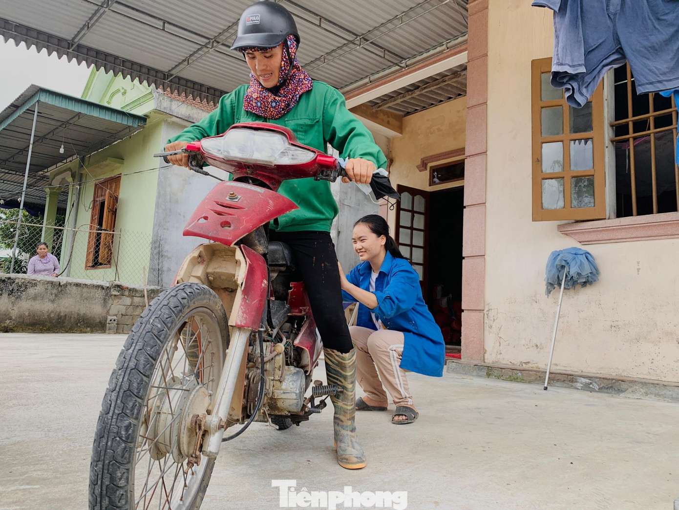 Hằng ngày, bà Sang đi phụ hồ bằng chiếc xe rách nát, mỗi lần đi làm, Trang lại phải ra sửa xe cho mẹ.