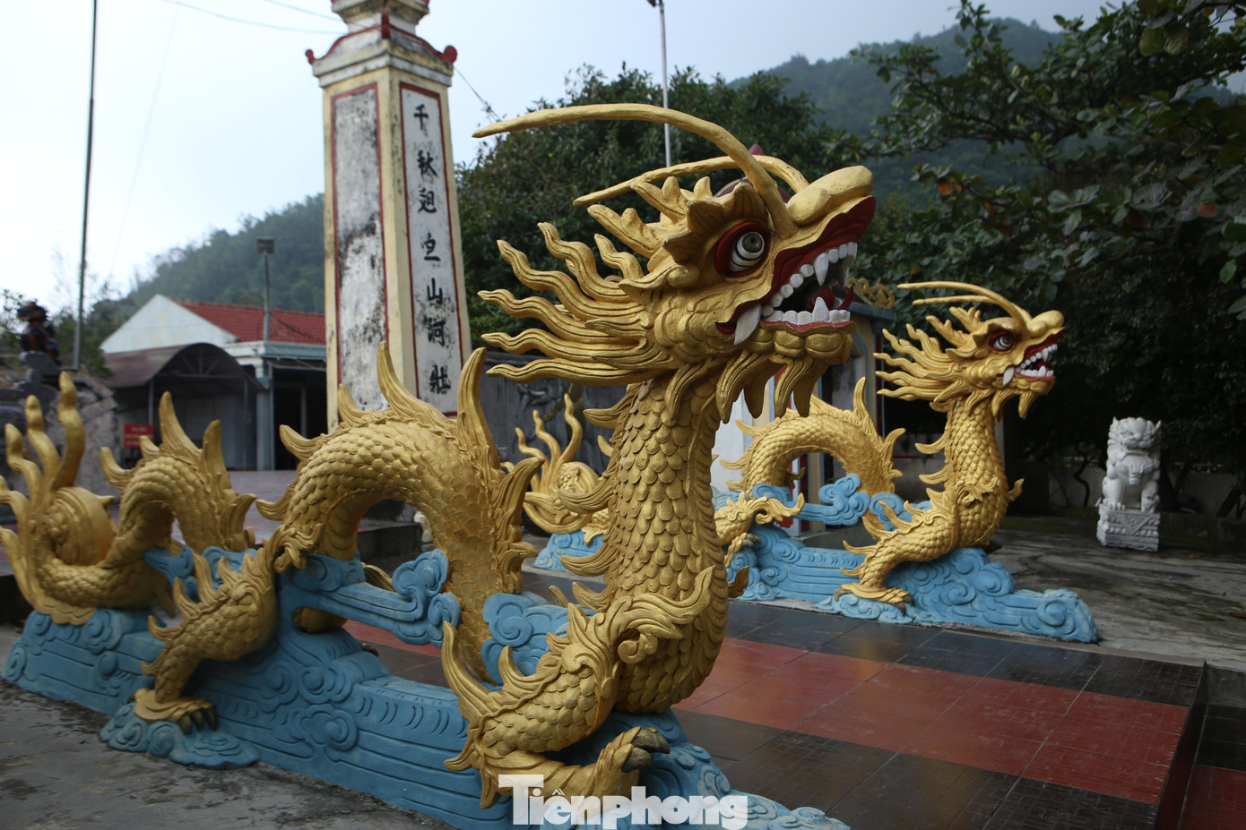 Phía trước đền được đặt hai con rồng, hai con ngựa tượng trưng cho sự uy quyền, dũng mãnh.