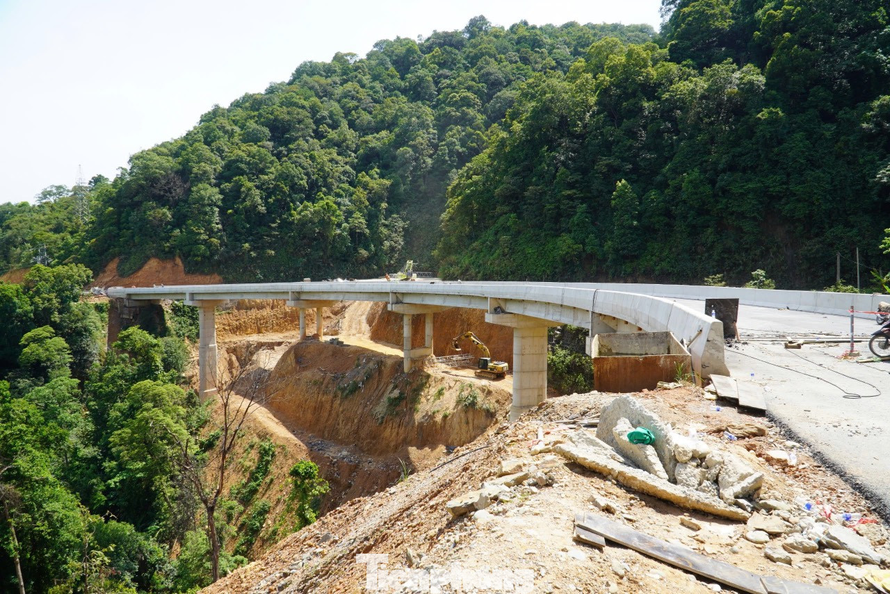 Trong hình, cầu km74+600 thuộc gói thầu XL10 là hạng mục cuối cùng đang được đơn vị thi công triển khai những phần việc cuối cùng để đưa vào vận hành.
