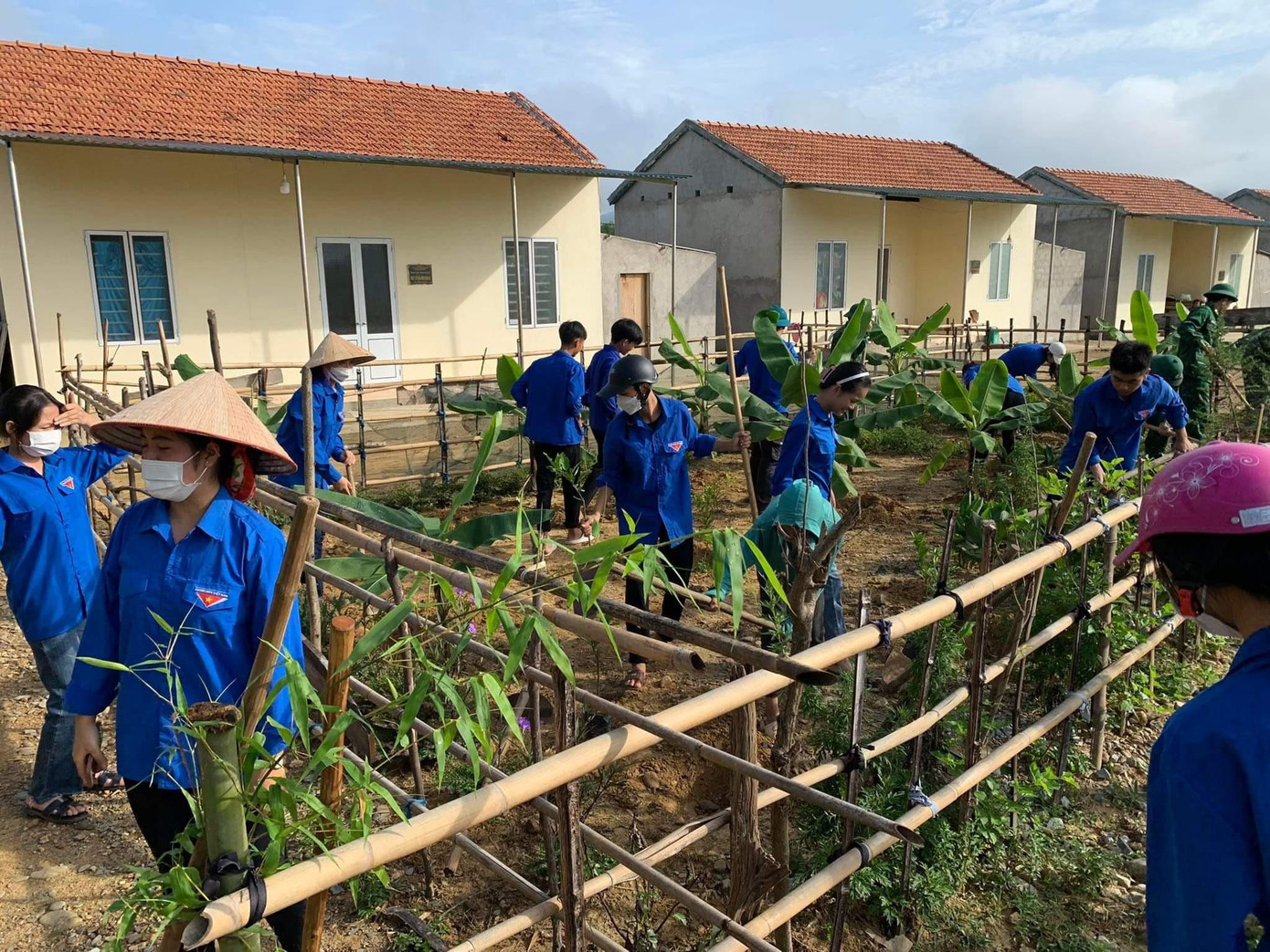 Hơn 30 đoàn viên tham gia chương trình đã cùng bộ đội hỗ trợ người dân trồng cây ăn quả tại vườn thanh niên, ngoài ra chỉnh trang lại nhà cửa, vệ sinh môi trường để bà con đón Tết dân tộc.