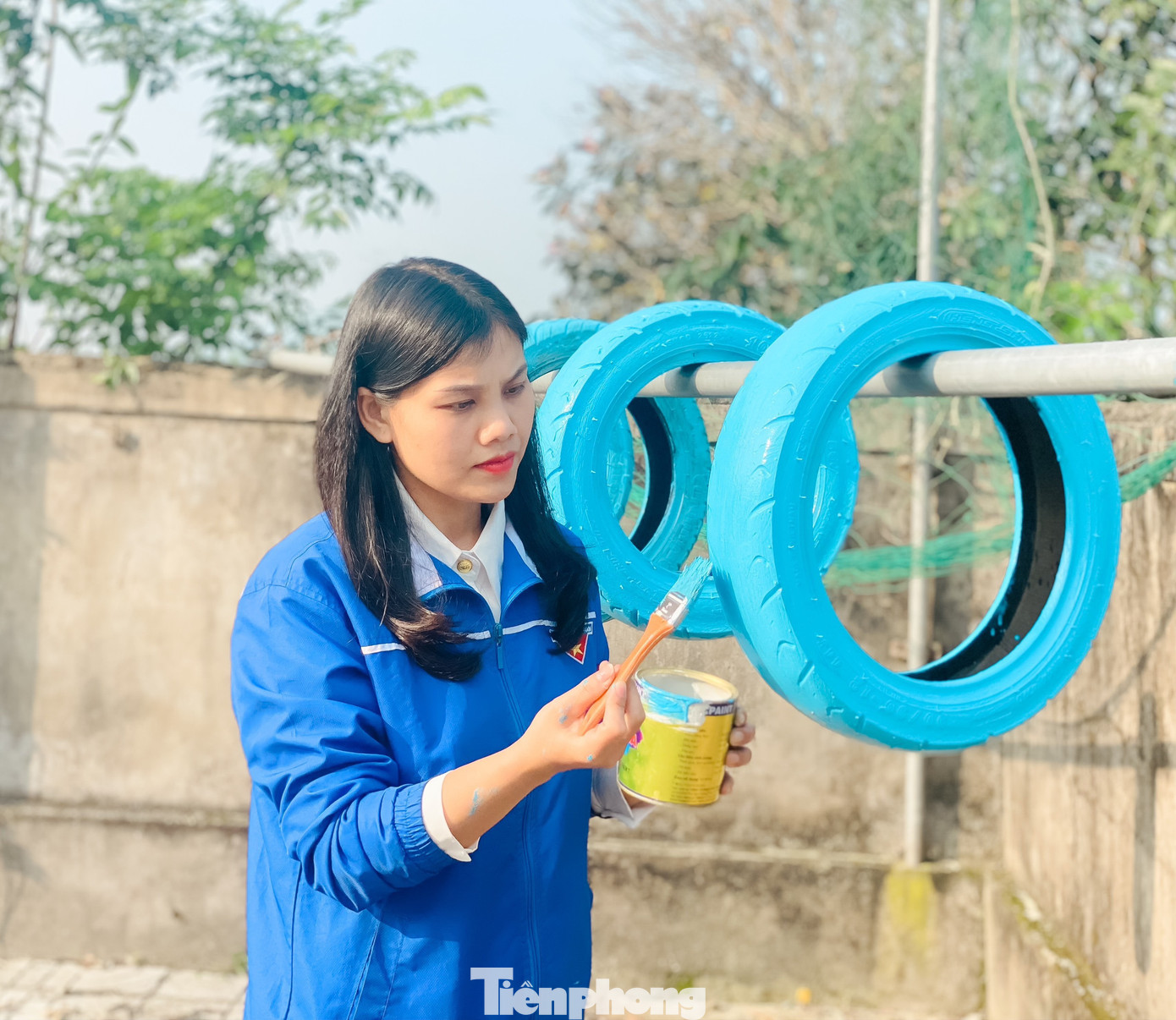 Những chiếc lốp xe bỏ đi được sơn lại để làm đồng hồ.