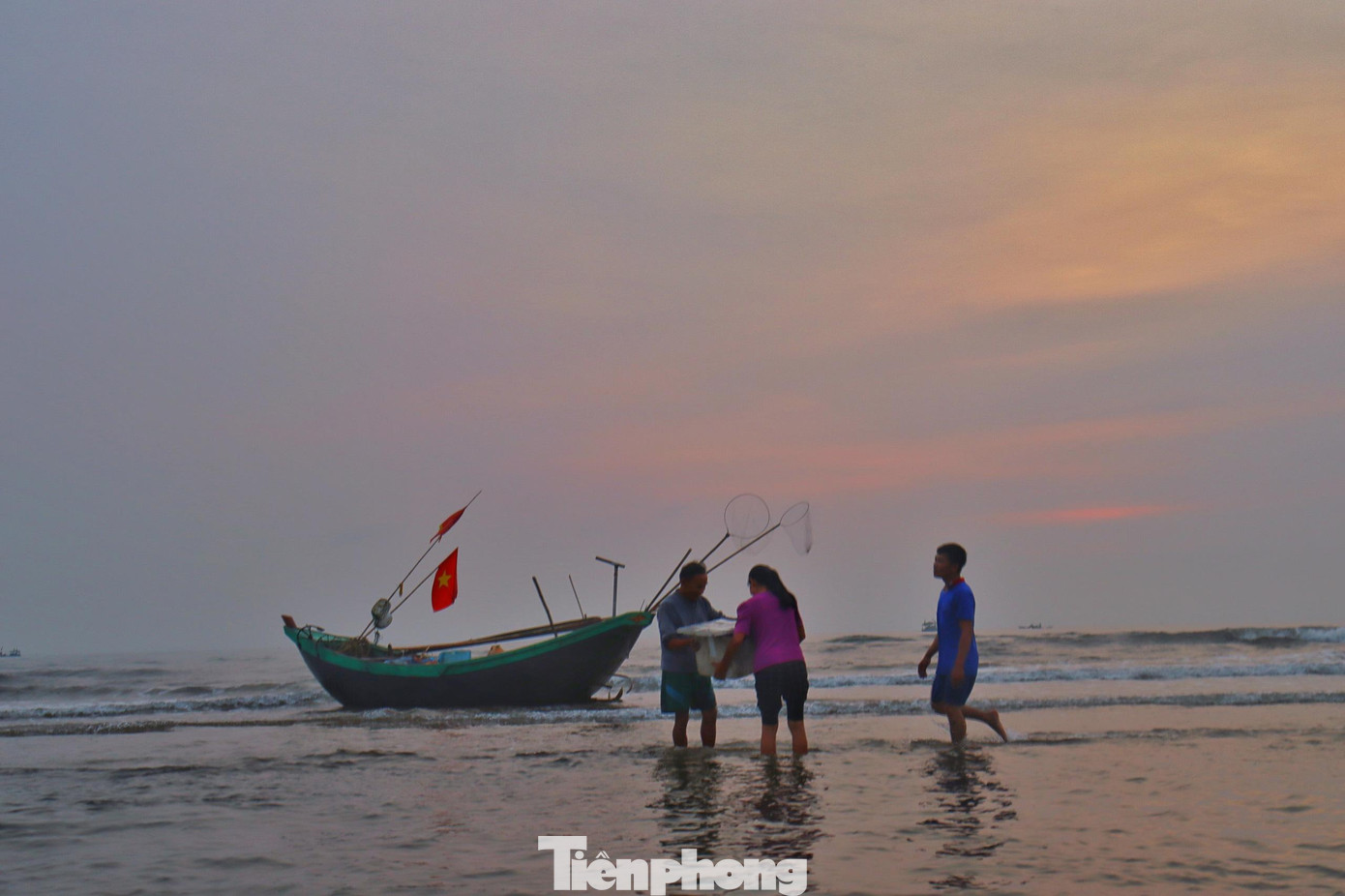 Những ngày qua, khi mặt trời lấp ló đằng đông cũng là lúc đoàn thuyền của ngư dân ở ven biển xã Thạch Văn (huyện Thạch Hà, tỉnh Hà Tĩnh) quay đầu trở vào đất liền sau một đêm câu mực vất vả.