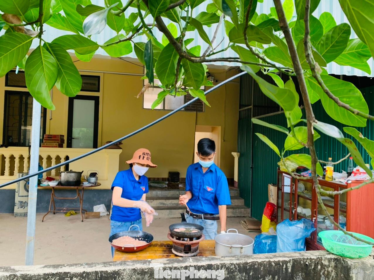 Chị Hà Thị Hồng Trang - Bí thư Đoàn xã Cẩm Thành cho biết, mỗi ngày nấu cơm huy động khoảng 10 bạn tình nguyện viên cùng tham gia. Toàn bộ kinh phí nấu cơm kêu gọi từ nguồn xã hội hoá, bà con nhân dân đóng góp.