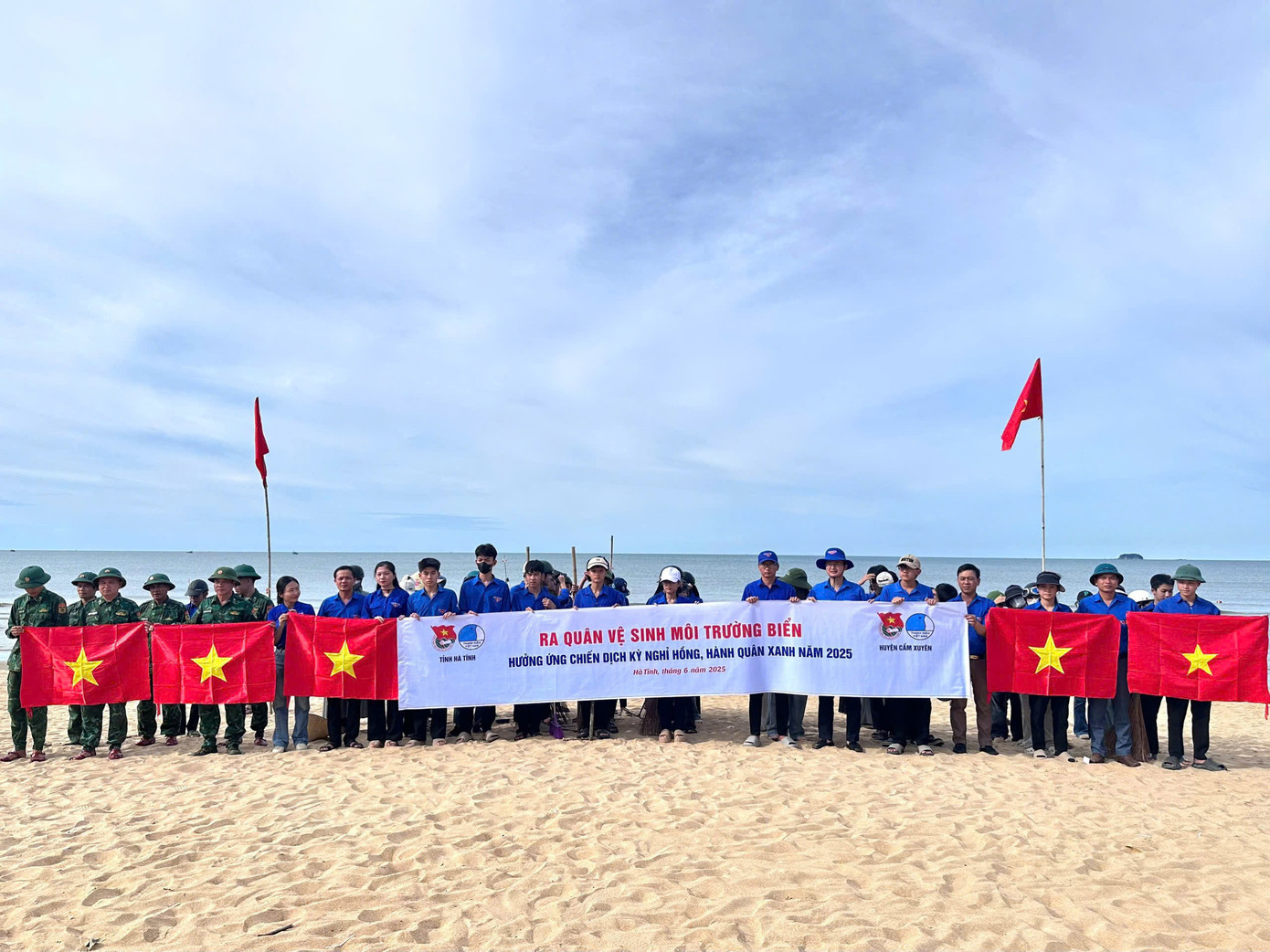 Hưởng ứng Chiến dịch Thanh niên tình nguyện hè năm 2025, Tỉnh Đoàn, Hội LHTN Việt Nam tỉnh Hà Tĩnh phối hợp với Huyện Đoàn Cẩm Xuyên tổ chức chương trình “Tô thắm màu cờ” và ra quân vệ sinh môi trường biển tại bãi biển Thiên Cầm. Ảnh: Hoài Nam Hưởng ứng Chiến dịch Thanh niên tình nguyện hè năm 2025, Tỉnh Đoàn, Hội LHTN Việt Nam tỉnh Hà Tĩnh phối hợp với Huyện Đoàn Cẩm Xuyên tổ chức chương trình “Tô thắm màu cờ” và ra quân vệ sinh môi trường biển tại bãi biển Thiên Cầm. Ảnh: Hoài Nam