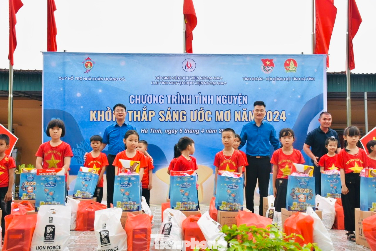 Chương trình "Thắp sáng ước mơ" được tổ chức tại Hà Tĩnh.