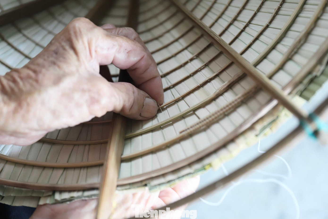 Khâu nón là công đoạn đòi hỏi sự tỉ mỉ, khéo léo.