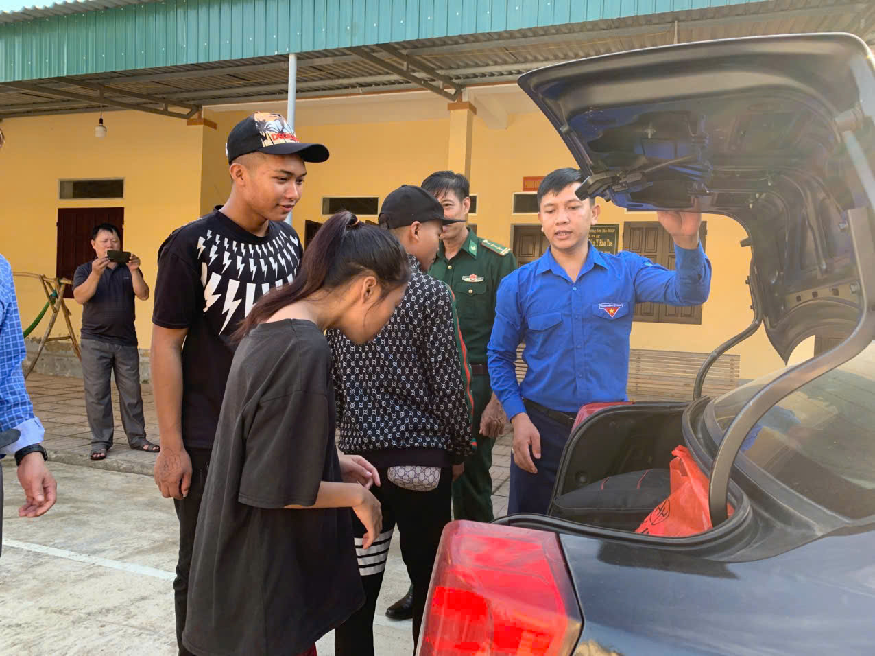 Một trong những điểm nhấn của mùa “tiếp sức” năm nay là sự đồng hành cùng 3 thí sinh người dân tộc Chứt tại huyện Hương Khê. Từ việc đón các em tại nhà, đến chuẩn bị đồ dùng cá nhân, đưa đón an toàn đến điểm thi giúp các em yên tâm bước vào kỳ thi quan trọng. Một trong những điểm nhấn của mùa “tiếp sức” năm nay là sự đồng hành cùng 3 thí sinh người dân tộc Chứt tại huyện Hương Khê. Từ việc đón các em tại nhà, đến chuẩn bị đồ dùng cá nhân, đưa đón an toàn đến điểm thi giúp các em yên tâm bước vào kỳ thi quan trọng.