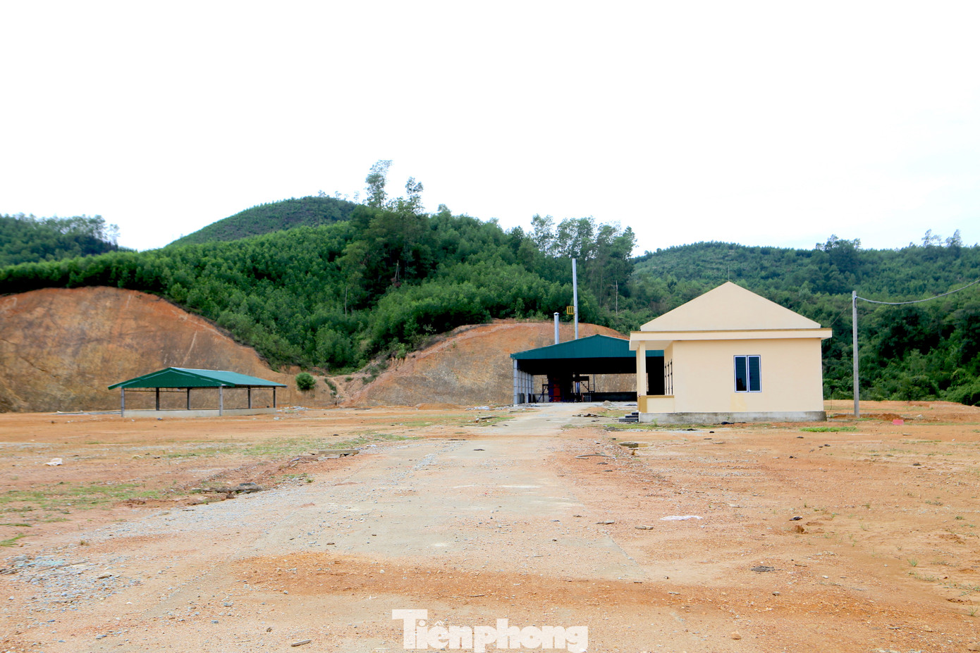 Khu xử lý rác thải sinh hoạt huyện Vũ Quang được xây dựng tại khu vực núi xã Đức Hương. Khu xử lý rác thải sinh hoạt huyện Vũ Quang được xây dựng tại khu vực núi xã Đức Hương.