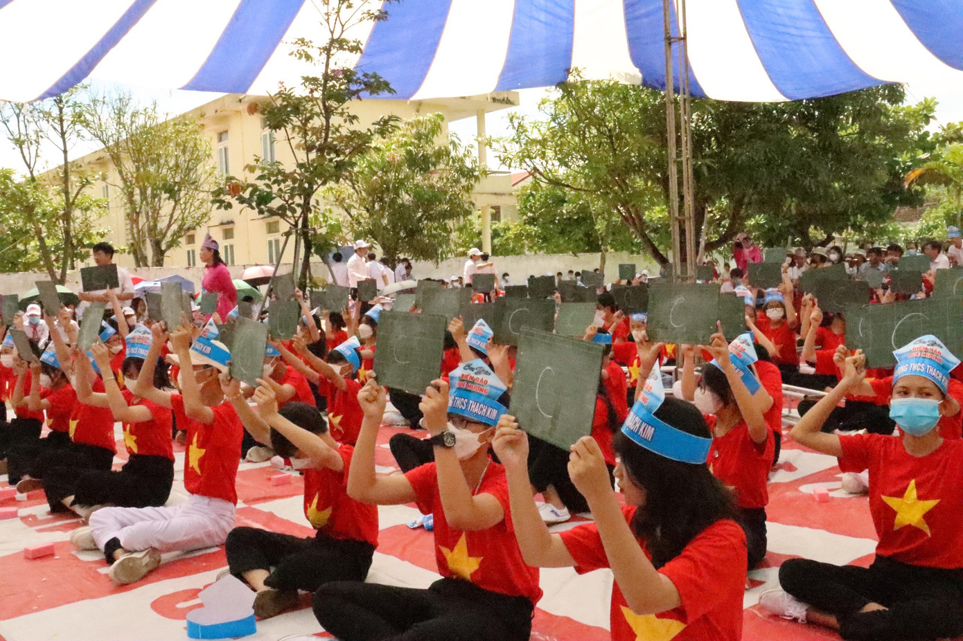 Cùng phát động chương trình, ban tổ chức đã tổ chức cuộc thi Rung chuông vàng - Em yêu biển, đảo quê hương diễn ra sôi nổi tại trường Tiểu học Thạch Kim. Cùng phát động chương trình, ban tổ chức đã tổ chức cuộc thi Rung chuông vàng - Em yêu biển, đảo quê hương diễn ra sôi nổi tại trường Tiểu học Thạch Kim.