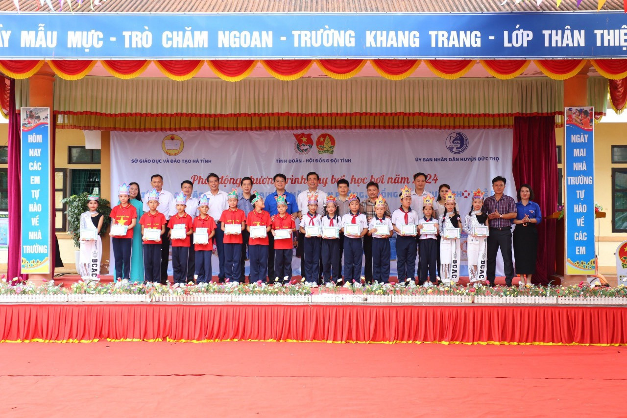 Ban tổ chức trao tặng 20 suất quà cho các em học sinh.