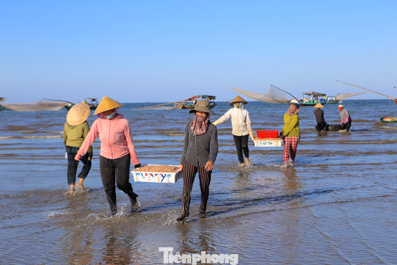 Ông Cửu - chủ thuyền vừa cập bờ được 1,5 tấn ruốc. Bán cho thương lái thu về gần10 triệu đồng. Thương lái ghi sổ tường khay hàng đựng ruốc được đưa vào bờ để thanh toán cho chủ thuyền.
