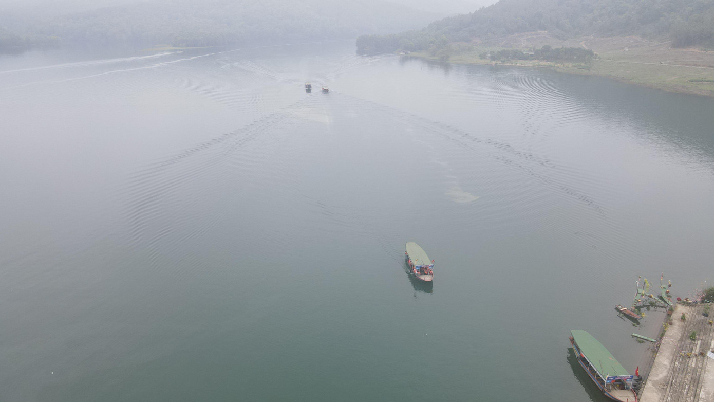 Dịch vụ thuyền vãn cảnh vào chùa Hương Tích cũng vắng vẻ khách hơn so với những năm trước.