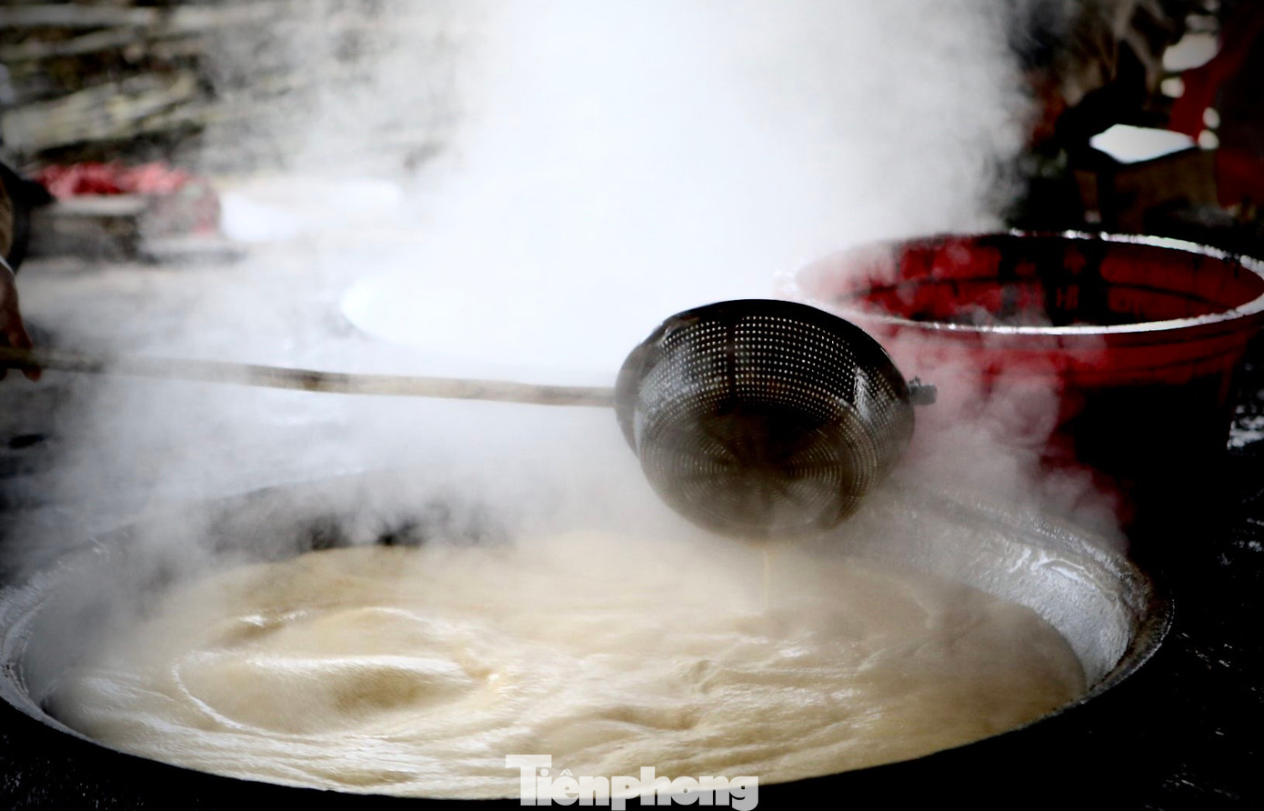 Người nấu phải dùng muỗng đảo liên tục, đều tay để tránh bị cháy phía dưới và tạo độ sánh, mịn.