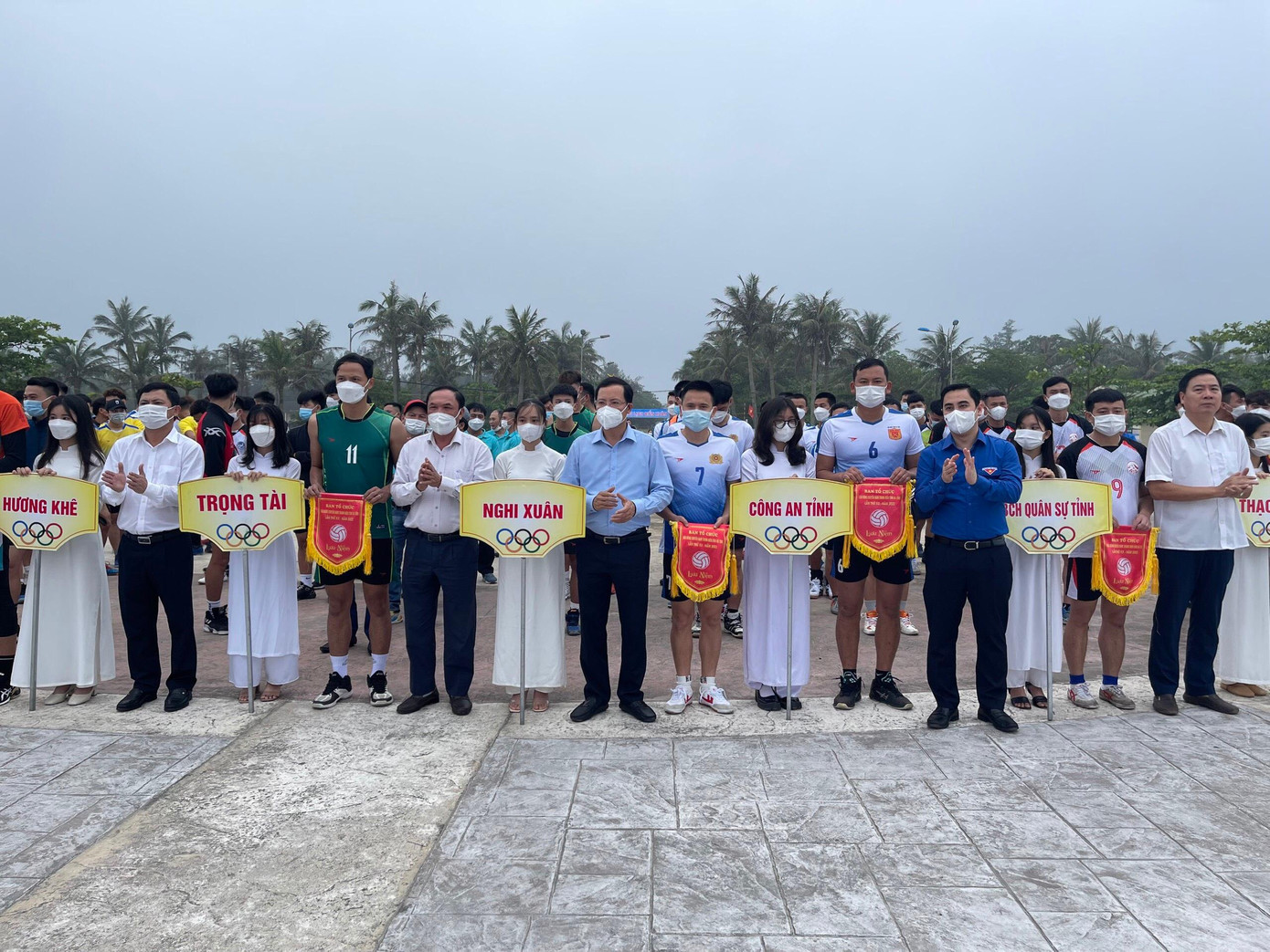 Sáng nay (23/4), tại Khu du lịch biển Xuân Thành, Tỉnh Đoàn Hà Tĩnh, Sở Văn hóa, Thể thao và Du lịch, UBND huyện Nghi Xuân phối hợp tổ chức Giải bóng chuyền nam thanh niên toàn tỉnh lần thứ XX năm 2022. Giải đấu có 18 đội bóng với hơn 210 VĐV đến từ các huyện, thị, thành Đoàn và Đoàn khối trực thuộc tham gia.