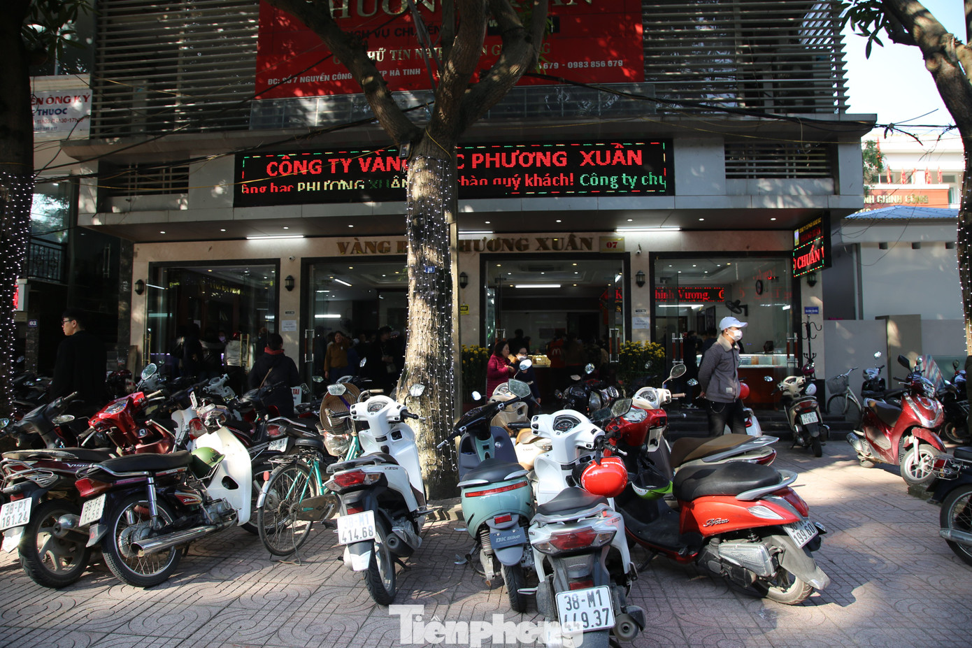 Tại tiệm kinh doanh vàng bạc Phương Xuân, từ 7h sáng đã có đông người đến tập trung để mua vàng. Để phục vụ nhu cầu khách hàng, nhân viên được huy động 100% đến cùng bán hàng. Tại tiệm kinh doanh vàng bạc Phương Xuân, từ 7h sáng đã có đông người đến tập trung để mua vàng. Để phục vụ nhu cầu khách hàng, nhân viên được huy động 100% đến cùng bán hàng.