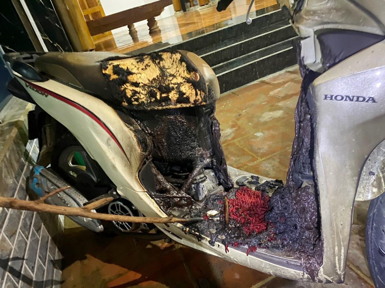 Chiếc xe máy bị cháy do Thiêm châm lửa đốt. Chiếc xe máy bị cháy do Thiêm châm lửa đốt.