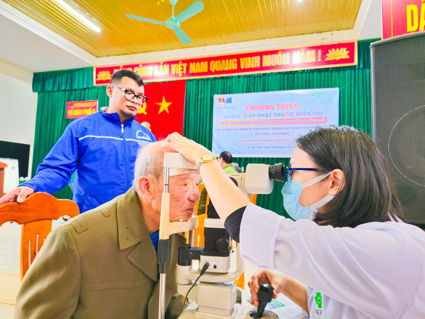 Ban thường vụ Thành đoàn Hà Tĩnh phối hợp tổ chức chương trình khám, cấp phát thuốc miễn phí cho hơn 120 thương binh, cựu Thanh niên xung phong, người cao tuổi.