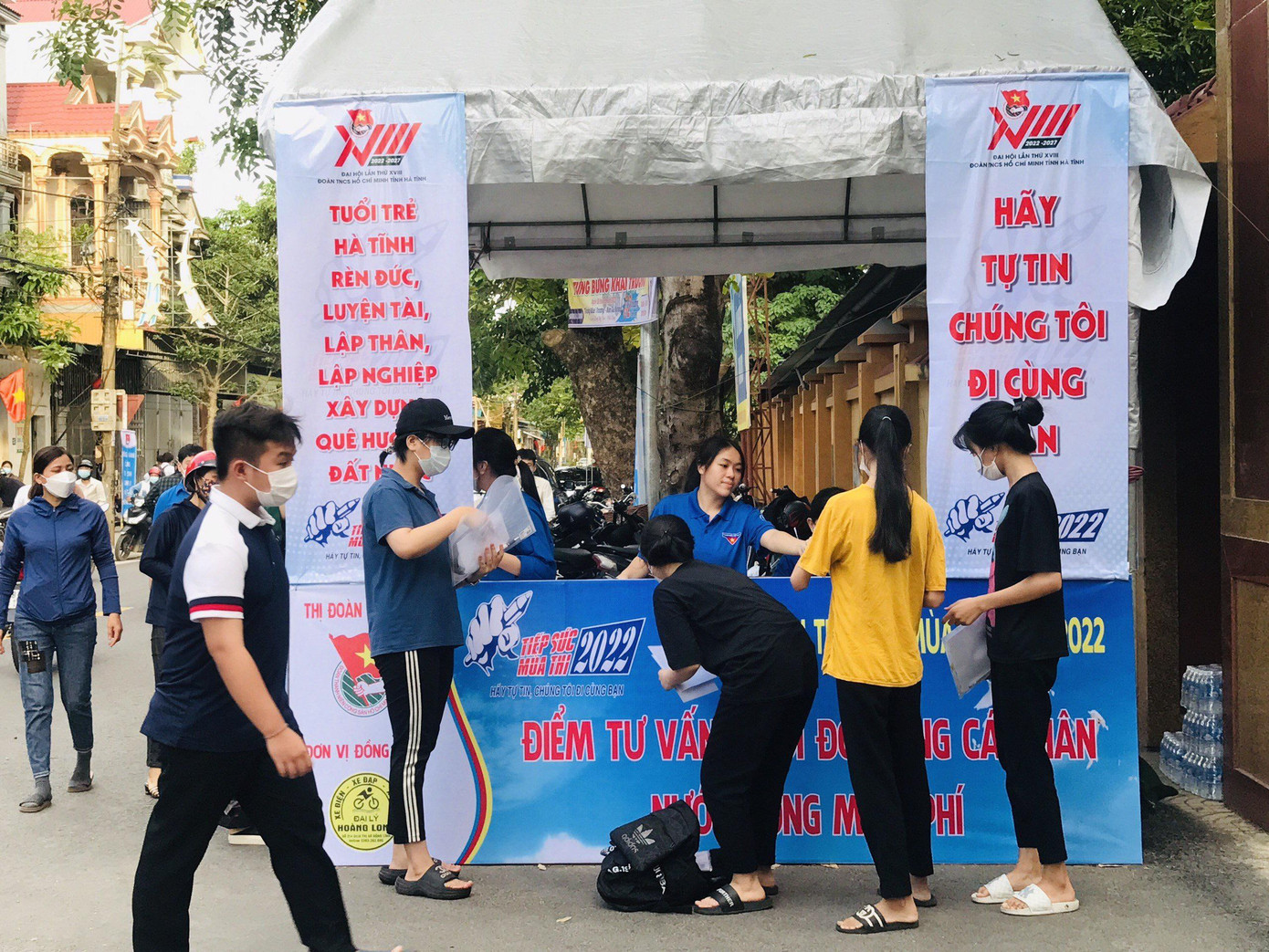 Mô hình “Một đội hình - Nhiều nhiệm vụ” được triển khai tại chương trình tiếp sức mùa thi năm nay ở với các hoạt động thiết thực, ý nghĩa để hỗ trợ các thí sinh như: phối hợp với các lực lượng chức năng hướng dẫn, phân luồng đảm bảo an ninh trật tự, an toàn giao thông tại các điểm thi và các chốt giao thông quan trọng; cung cấp nước uống miễn phí, thiết lập các kênh thông tin, tuyên truyền của đơn vị qua hệ thống website, facebook... Mô hình “Một đội hình - Nhiều nhiệm vụ” được triển khai tại chương trình tiếp sức mùa thi năm nay ở với các hoạt động thiết thực, ý nghĩa để hỗ trợ các thí sinh như: phối hợp với các lực lượng chức năng hướng dẫn, phân luồng đảm bảo an ninh trật tự, an toàn giao thông tại các điểm thi và các chốt giao thông quan trọng; cung cấp nước uống miễn phí, thiết lập các kênh thông tin, tuyên truyền của đơn vị qua hệ thống website, facebook...