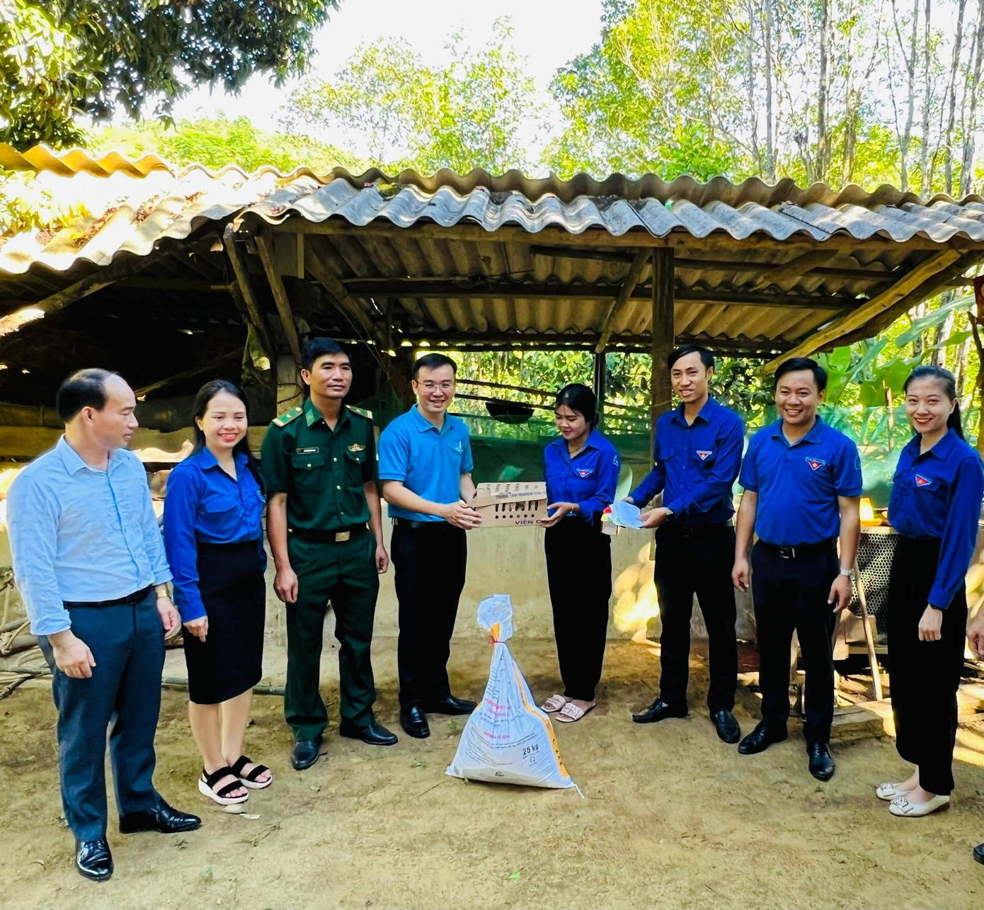 Cùng với đó, Tỉnh đoàn hỗ trợ 15 đàn gà “sinh kế” kèm theo thức ăn, thuốc phòng dịch gia cầm cho thanh niên dân tộc Chứt phát triển kinh tế.