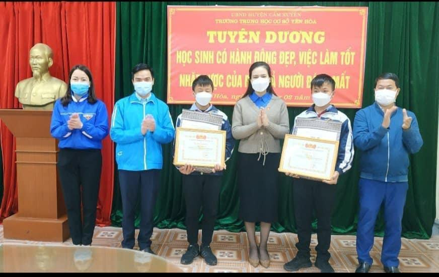 Hai anh em sinh đôi nhận Bằng khen của Ban Chấp hành Tỉnh Đoàn trao tặng sau hành động đẹp.