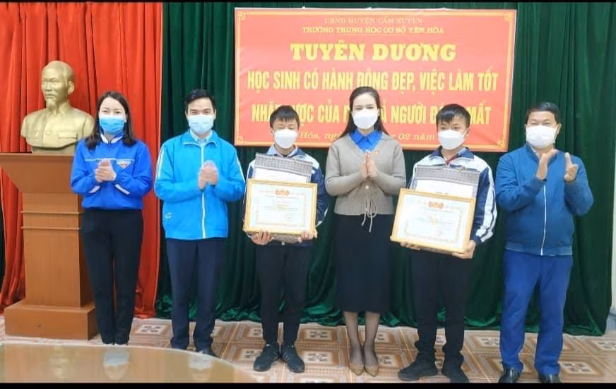 Hai anh em sinh đôi nhận Bằng khen của Ban Chấp hành Tỉnh Đoàn trao tặng sau hành động đẹp. Hai anh em sinh đôi nhận Bằng khen của Ban Chấp hành Tỉnh Đoàn trao tặng sau hành động đẹp.