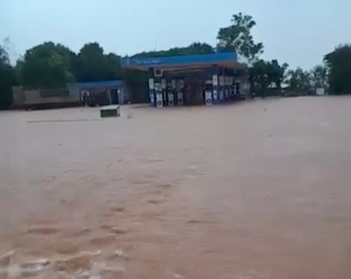 Dọc khu vực này có những đoạn ngập sâu trên 50 cm.