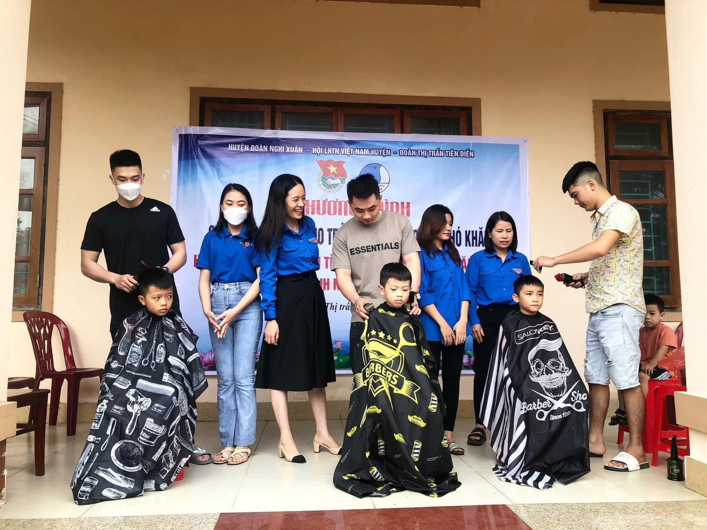 Huyện đoàn Nghi Xuân cùng Hội LHTN Việt Nam huyện tổ chức chương trình trao quà cho các hoàn cảnh khó khăn và cắt tóc miễn phí.