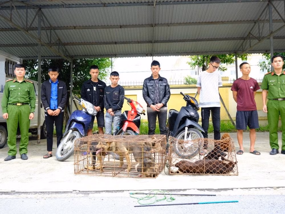 Nhóm đối tượng cùng tang vật.