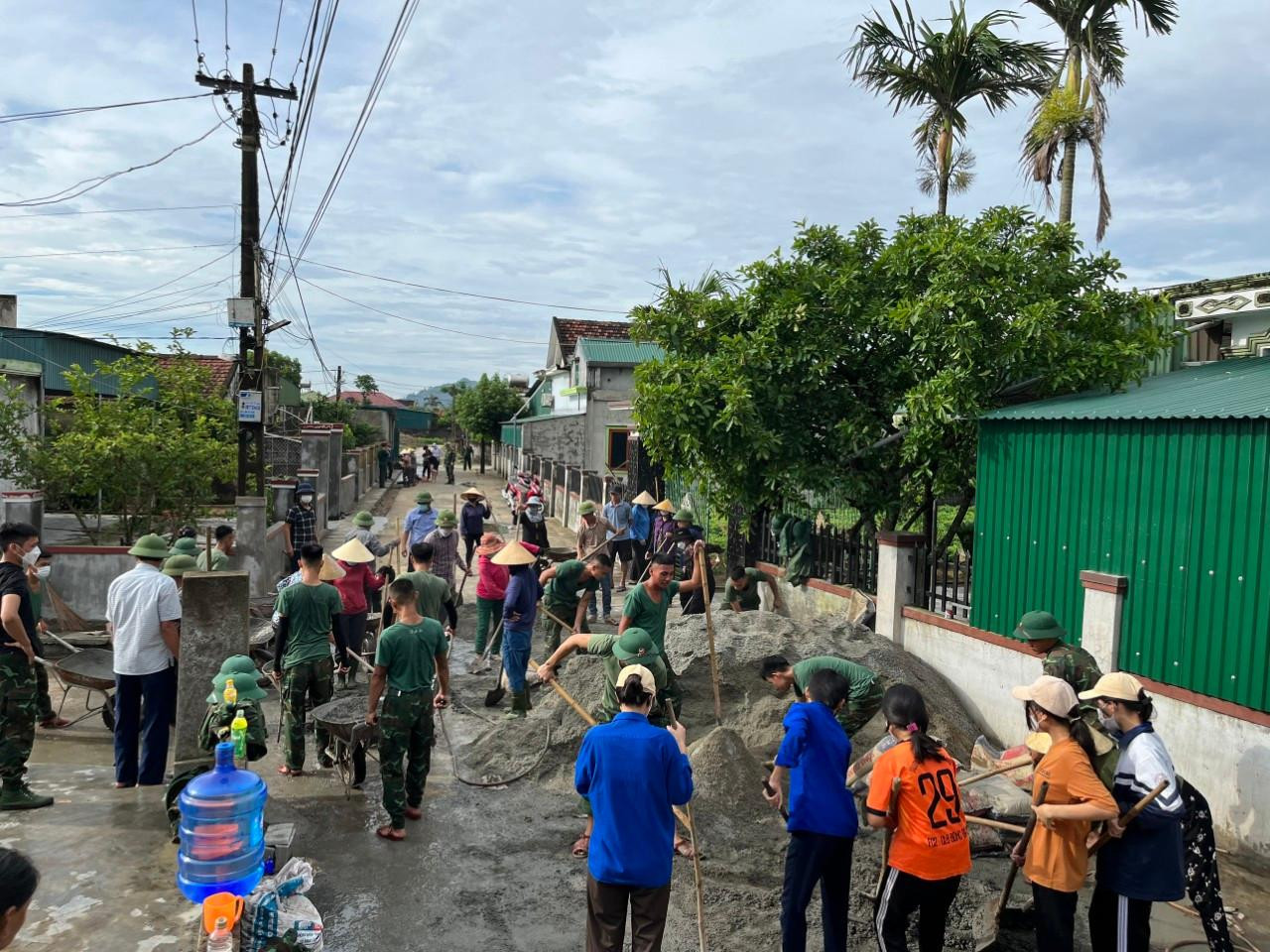 Hoạt động hỗ trợ xây dựng nông thôn mới được triển khai sôi nổi ở các địa phương huyện Lộc Hà. Hoạt động hỗ trợ xây dựng nông thôn mới được triển khai sôi nổi ở các địa phương huyện Lộc Hà.