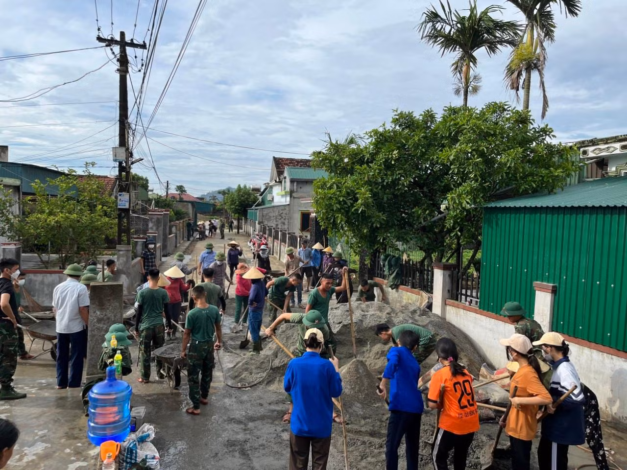 Hoạt động hỗ trợ xây dựng nông thôn mới được triển khai sôi nổi ở các địa phương huyện Lộc Hà.