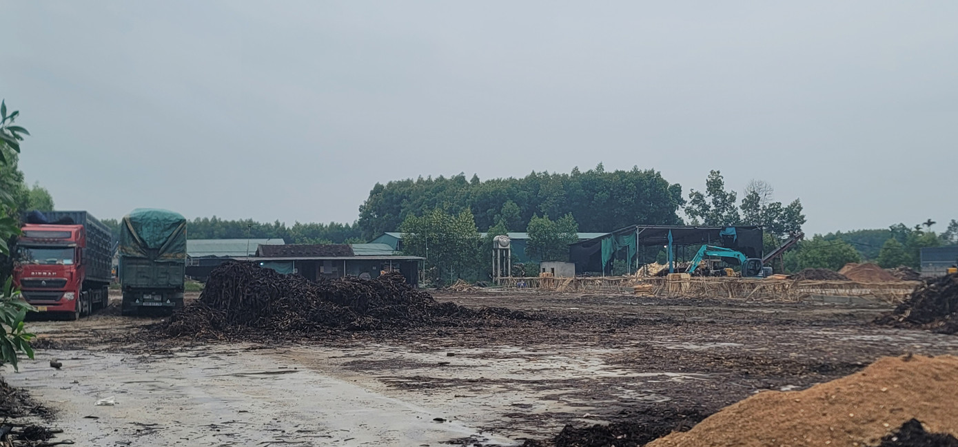 Công ty TNHHTM và DV Trà My, tại xã Hương Bình dù không cấp phép băm dăm vẫn ngang nhiên hoạt động. Công ty TNHHTM và DV Trà My, tại xã Hương Bình dù không cấp phép băm dăm vẫn ngang nhiên hoạt động.