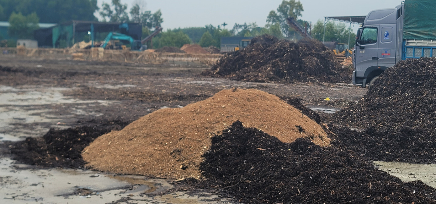 Công ty TNHHTM và DV Trà My, tại xã Hương Bình dù không cấp phép băm dăm vẫn ngang nhiên hoạt động. Công ty TNHHTM và DV Trà My, tại xã Hương Bình dù không cấp phép băm dăm vẫn ngang nhiên hoạt động.