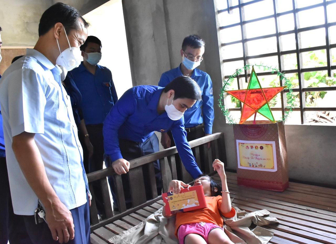 Những món quà nhỏ gửi đến các em bị khuyết tật, có hoàn cảnh khó khăn đón niềm vui Tết Trung thu. Những món quà nhỏ gửi đến các em bị khuyết tật, có hoàn cảnh khó khăn đón niềm vui Tết Trung thu.