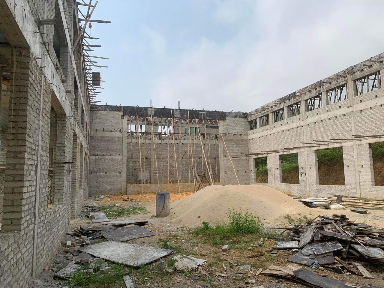 Bên trong nhà đa năng vật liệu xây dựng chất đống.