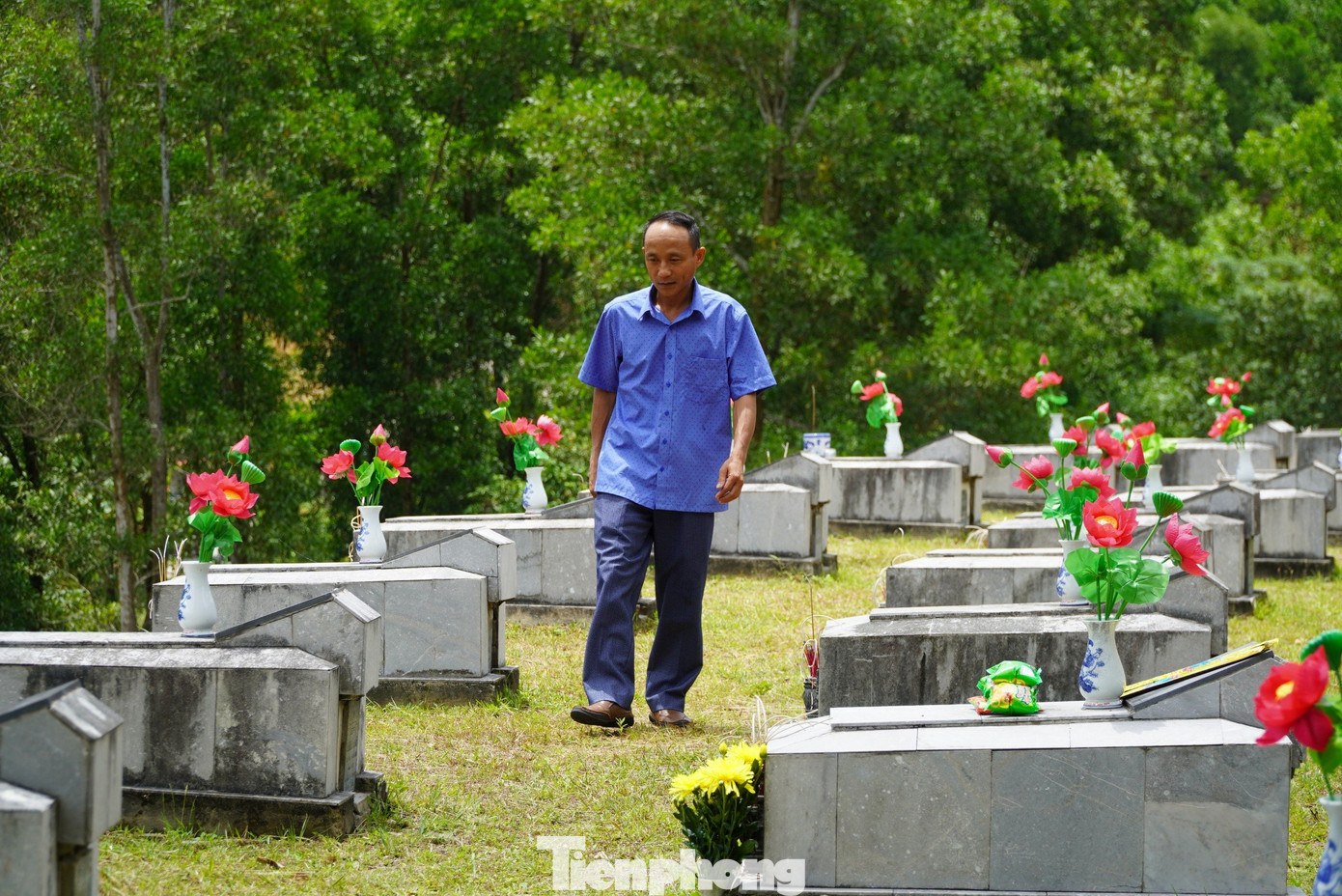 Công việc hàng ngày của ông Hải là chăm sóc mộ cho các liệt sỹ.