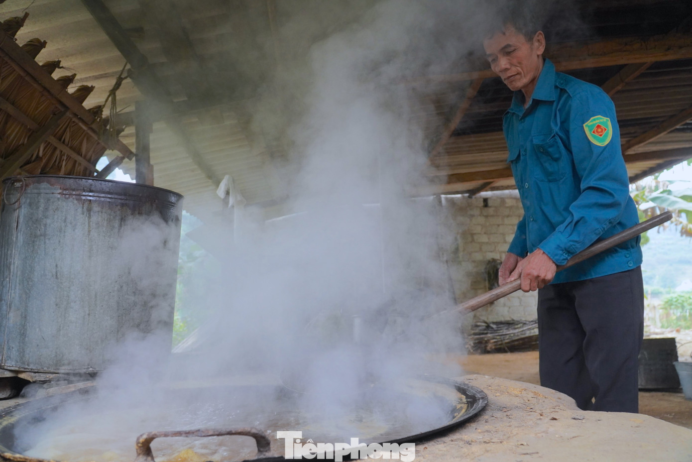 Gia đình ông Trần Văn Long (58 tuổi, trú thôn 3, xã Thọ Điền) có truyền thống làm nghề mật mía hàng chục năm qua. Những ngày này ông cùng vợ phải dậy làm việc từ lúc 5h sáng để làm việc.