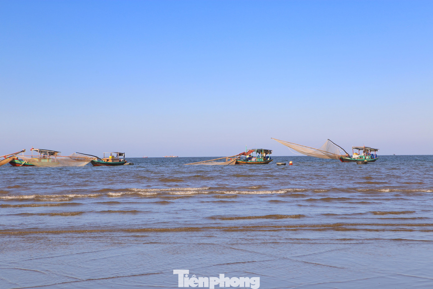 Ruốc biển thường xuất hiện dày đặc tại khu vực ven biển, cách bờ biển gần 1km. Ngư dân không cần đi xa bờ, chi phí bỏ ra ít nhưng lại thu được lợi ích kinh tế cao.