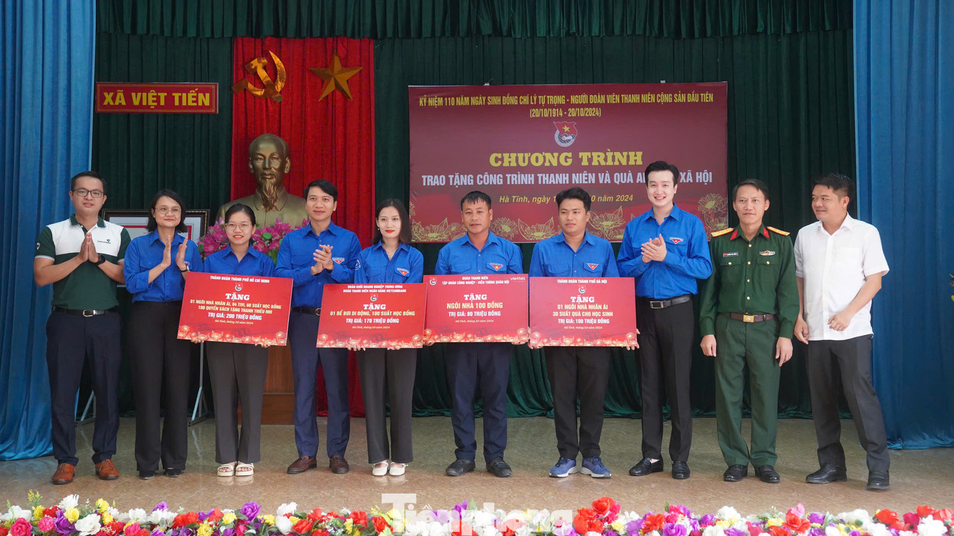 Các đơn vị đồng hành trao tặng biểu trưng các công trình nguồn lực, các suất học bổng nhân dịp kỷ niệm 110 năm ngày sinh anh Lý Tự Trọng.