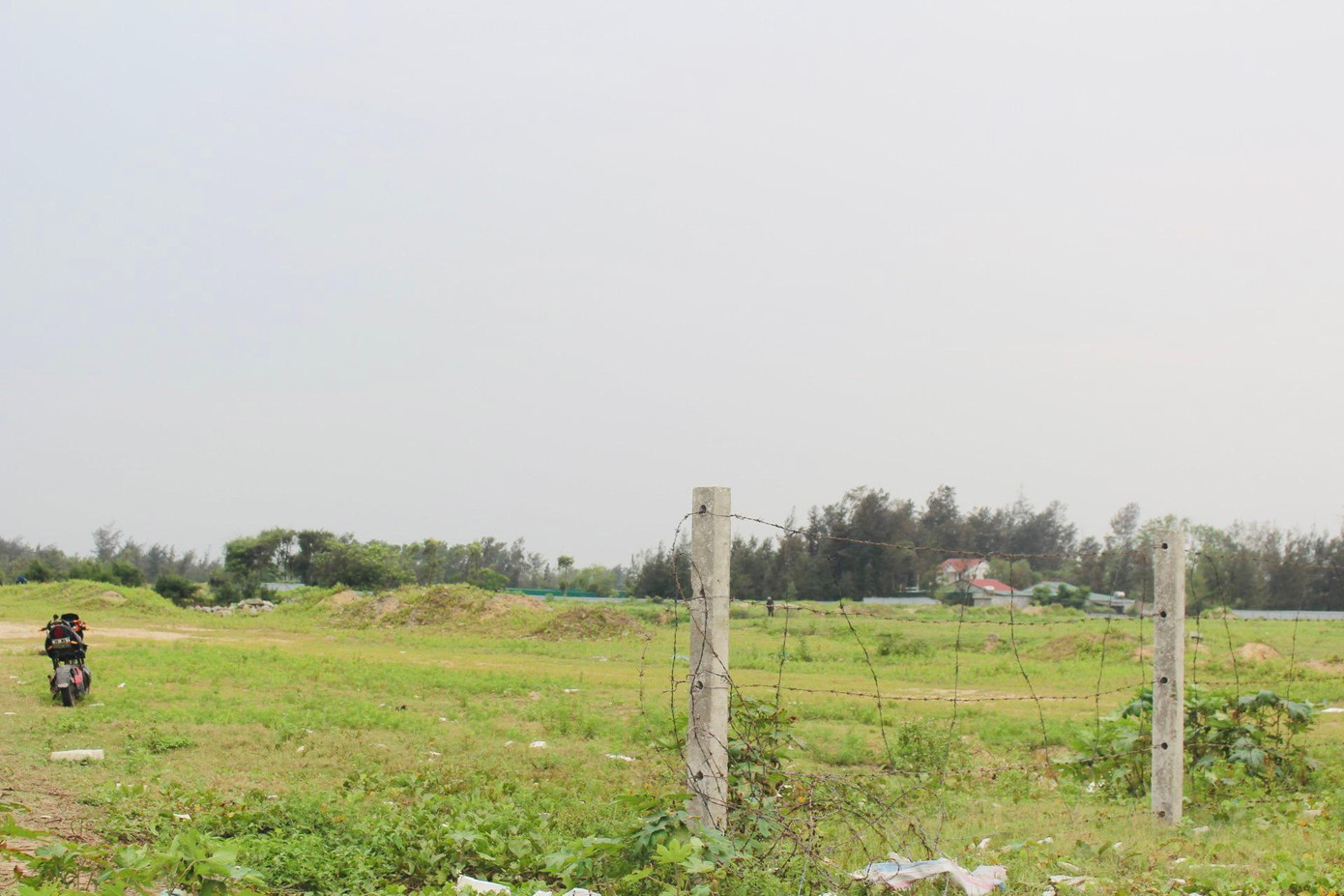 Khu vực bên trong dự án sau 4 năm được chấp thuận đầu tư chỉ là bãi đất trống. Khu vực bên trong dự án sau 4 năm được chấp thuận đầu tư chỉ là bãi đất trống.