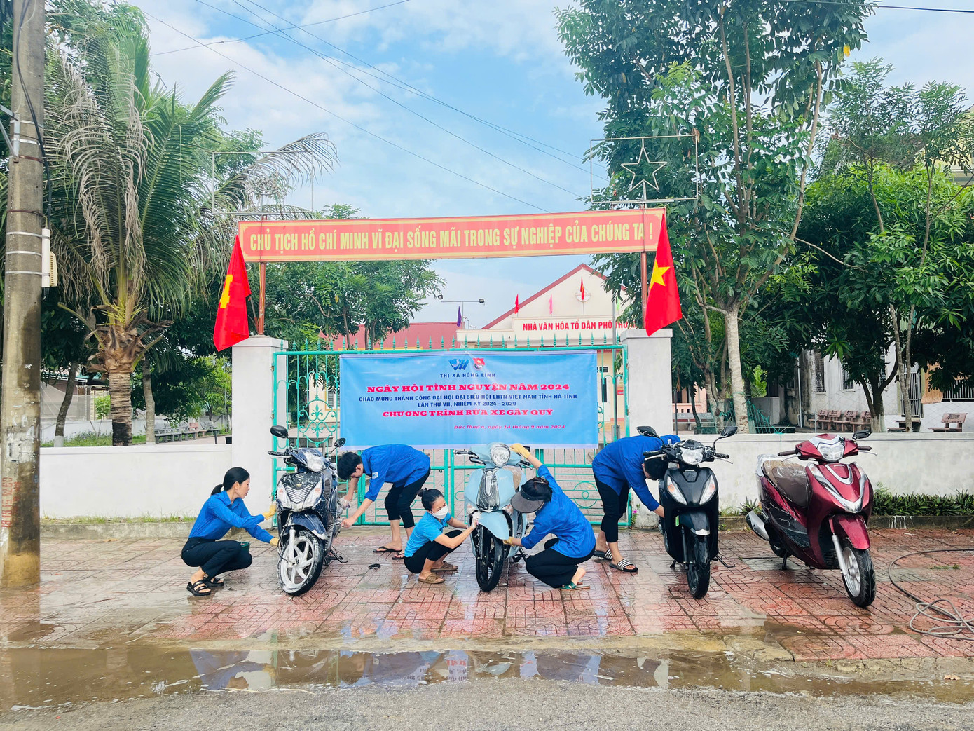 Thị Đoàn Hồng Lĩnh ra quân Ngày hội tình nguyện năm 2024 bằng nhiều hoạt động như tổ chức khánh thành nhà tình nghĩa cho người có công với cách mạng, rửa xe gây quỹ, hỗ trợ đổ đường bê tông...