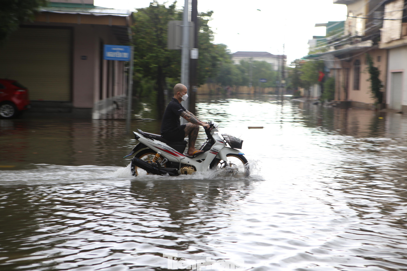 Một số tuyến đường bị ngập, nhưng xe máy vẫn có thể di chuyển qua.