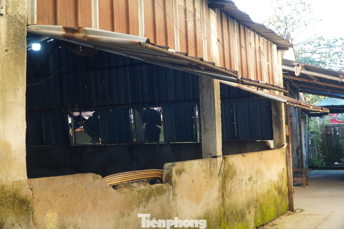 Liên quan đến vấn đề cơ sở vật chất của Trung tâm Huấn luyện và Thi đấu thể dục thể thao xuống tại kỳ họp thứ 17, Hội đồng nhân dân tỉnh Hà Tĩnh khóa XVIII, ông Bùi Xuân Thập, Giám đốc Sở Văn hóa - Thể thao và Du lịch cho biết, những công trình phục vụ tập luyện, thi đấu thể thao của tỉnh được đầu tư từ cách đây hàng chục năm nên đã xuống cấp. Trước mắt, Sở đề nghị tỉnh sửa chữa, nâng cấp các công trình thể thao, xây dựng thêm nhà tập, phòng tập chức năng cho vận động viên, sân tập cho các tuyển bóng đá trẻ; xây dựng khu ký túc xá đáp ứng số lượng vận động viên đảm bảo ăn, ở và sinh hoạt.