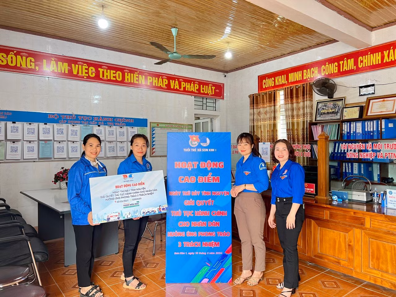 Hoạt động tổ chức có sức lan tỏa và thể hiện tinh thần xung kích, sáng tạo của đội ngũ cán bộ công chức trẻ trong cải cách hành chính. Hoạt động tổ chức có sức lan tỏa và thể hiện tinh thần xung kích, sáng tạo của đội ngũ cán bộ công chức trẻ trong cải cách hành chính.