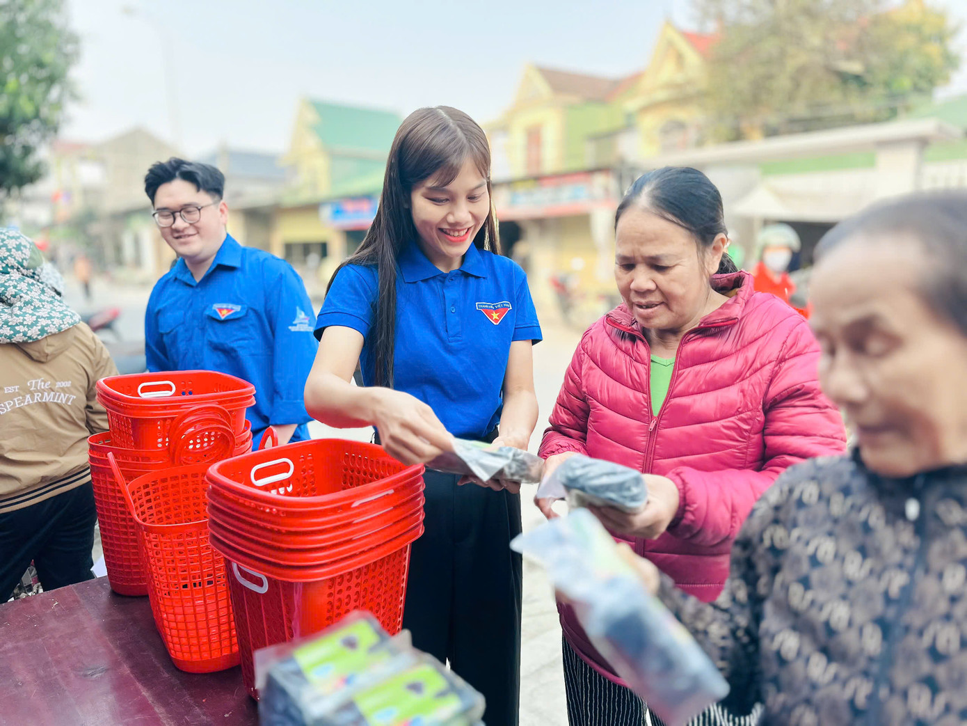 Xác định giảm thiểu sử dụng nhựa là mục tiêu quan trọng giúp người dân nâng cao ý thức, lan toả lối sống xanh bảo vệ môi trường, những bạn trẻ đoàn thanh niên phường Thạch Hưng (thành phố Hà Tĩnh) đã thực hiện nhiều hoạt động như đổi rác lấy quà, tặng túi rác tự phân huỷ; tặng thùng rác…