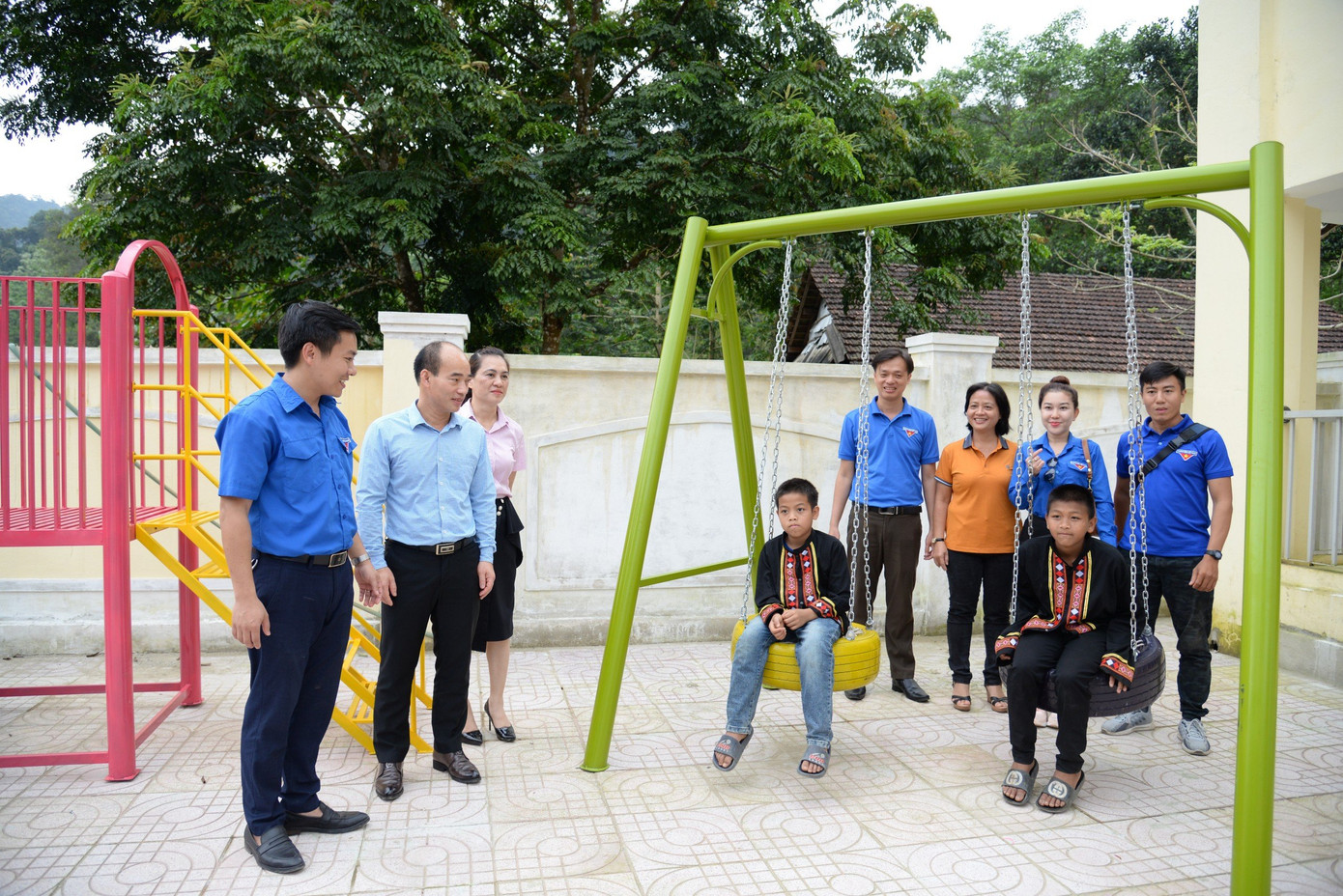 Các em nhỏ vui chơi bên công trình thanh niên trao tặng.