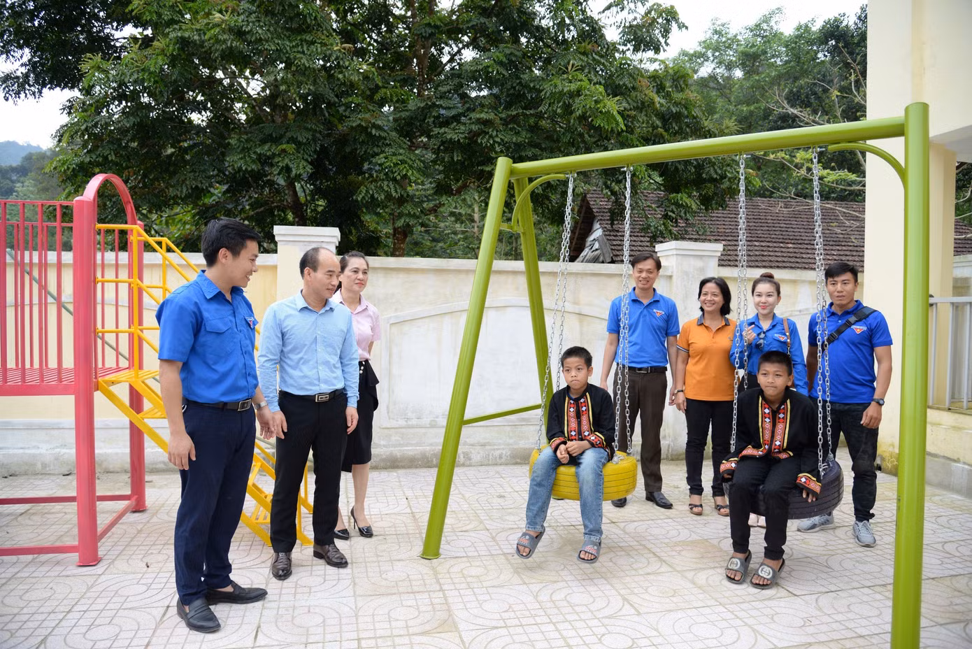 Các em nhỏ vui chơi bên công trình thanh niên trao tặng. Các em nhỏ vui chơi bên công trình thanh niên trao tặng.