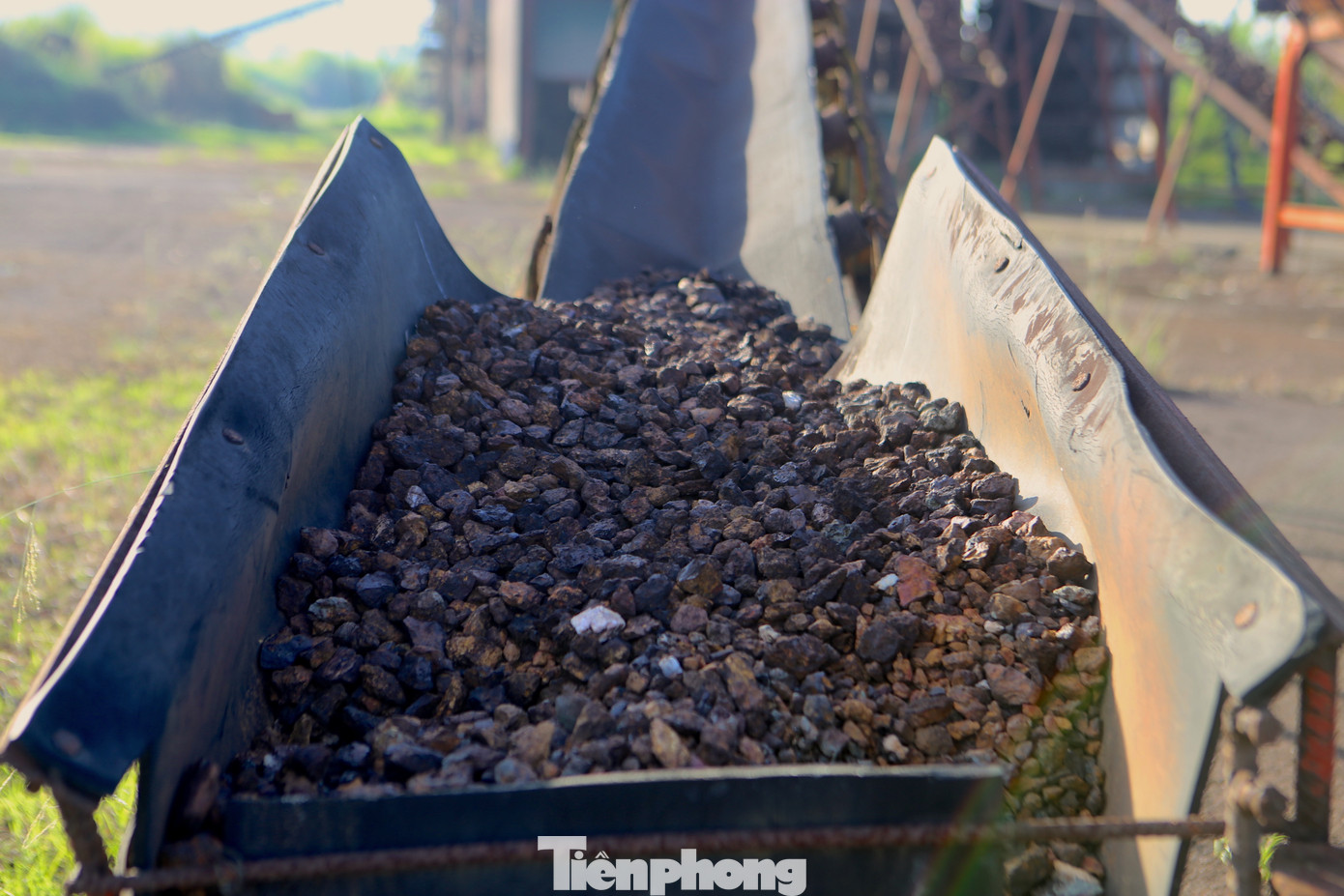 Sản phẩm quặng còn sót lại trên dây chuyền máy móc.